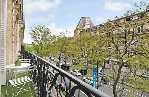Quartier de la Folie-Mericourt Apartment | A Refined 3-Br/3BA with Balcony in République