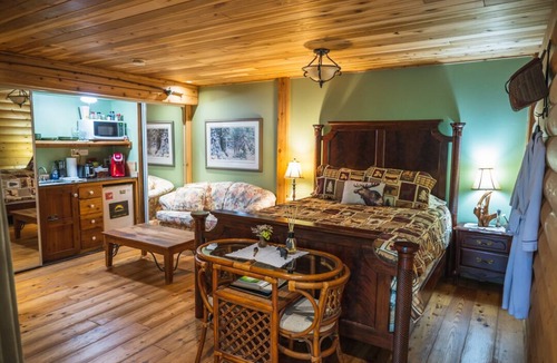 Maple Ridge Resort | A Retreat -Romantic,Private Hot Tub,Riverside,Forest, Private,Quiet, not a hotel
