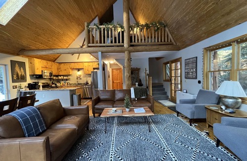 Idaho Springs Cabin | A River Front Mountain Luxury Cabin- Relaxing, Skiing, Rafting, Hot Tub, Sauna