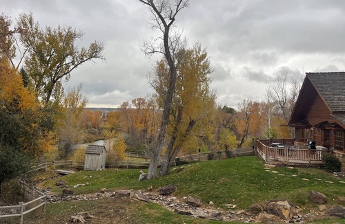 Montrose House | A River Runs Through It - Quiet Family Retreat, Garage Game Room, 5 min to Store