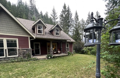 Tappen House | A river runs through it! House on acreage w/hot tub & firepit. Mins to the lake
