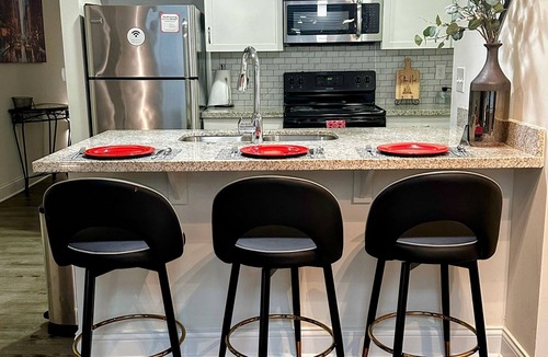 Mile Square Apartment | A Robin’s Nest with FREE parking in the heart of downtown Indianapolis.