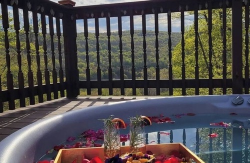 Denver Villa | A romantic escape. Hot Tub mountain views. Minutes from skiing. Pet Friendly.