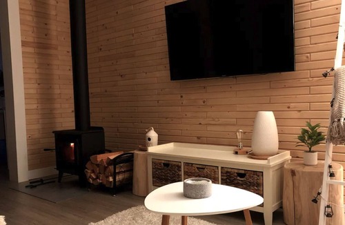 Sunshine Valley Cabin | A romantic private escape into nature for couples. Hot tub + Sauna + Yoga Studio