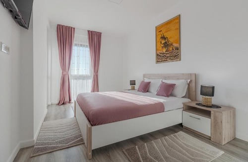 Oradea Apartment | A Rosy Affair