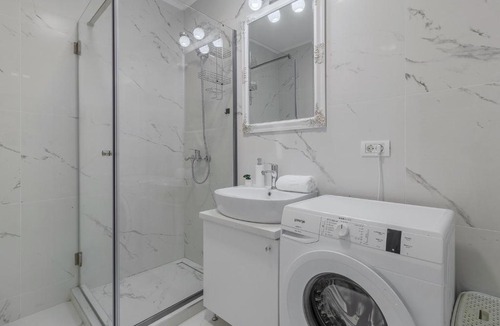 Oradea Apartment | A Rosy Affair