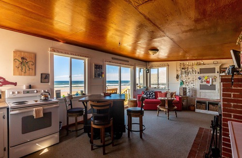Florence Cottage | A seaside cottage with amazing ocean and beach views to relax and recharge