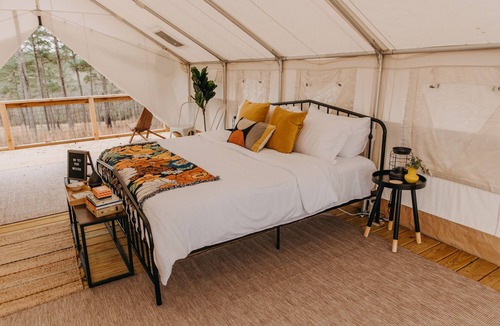 Silver Creek RV Rental | A secluded haven on 5,000 acres in NW Georgia, just 45 minutes from Atlanta and Chattanooga, and a quick 10-minute drive to downtown Rome. Explore private trails along the Etowah river, bask in wildlife, and gaze at mesmerizing stars. Your perfect es