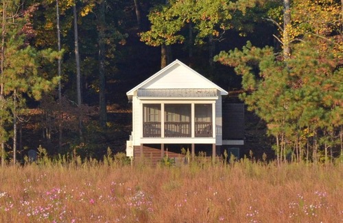 Rome Cottage | A secluded haven on 5,000 acres in NW Georgia, just 45 minutes from Atlanta and Chattanooga, and a quick 10-minute drive to downtown Rome. Explore private trails along the Etowah river, bask in wildlife, and gaze at mesmerizing stars. Your perfect es