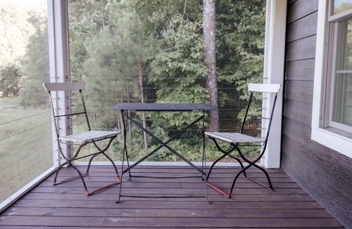 Silver Creek Cottage | A secluded haven on 5,000 acres in NW Georgia, just 45 minutes from Atlanta and Chattanooga, and a quick 10-minute drive to downtown Rome. Explore private trails along the Etowah river, bask in wildlife, and gaze at mesmerizing stars. Your perfect es