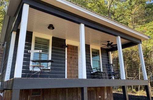Silver Creek Cottage | A secluded haven on 5,000 acres in NW Georgia, just 45 minutes from Atlanta and Chattanooga, and a quick 10-minute drive to downtown Rome. Explore private trails along the Etowah river, bask in wildlife, and gaze at mesmerizing stars. Your perfect es
