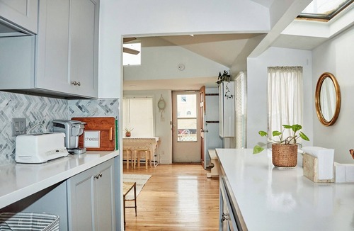 Queens House | A serene 2 Bdrm bungalow just one block from the beach, just off the beaten path