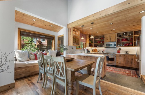 Serene Lakes House | A Serene Mountain Getaway