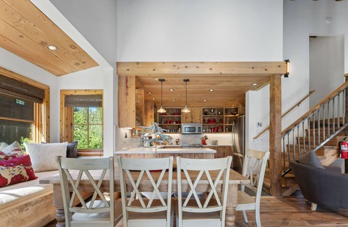 Serene Lakes House | A Serene Mountain Getaway