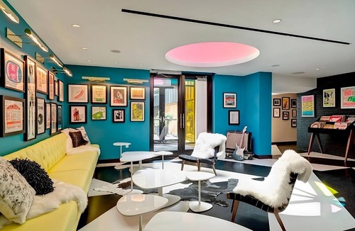 West Fens Hotel | A short drive from Old State House! Balcony! Parking!
