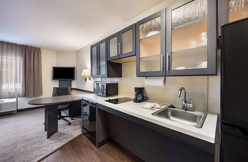 Warrenville Hotel | A Short Drive to Independence Grove Forest Preserve! Pets Allowed - Self Parking