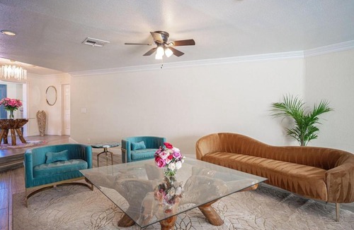 Las Vegas House | A Slice of Paradise in Sin City