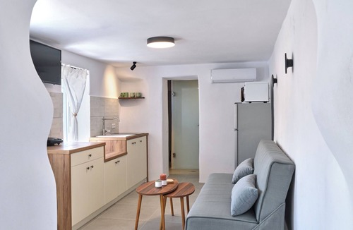 Lefkes Apartment | A small apartment,with equipped kitchen,newly built in the heart of Lefkes Paros