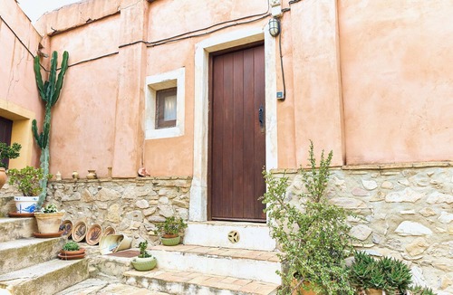 Agost Cottage | A small room with kitchen and bathroom