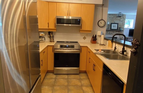 Osoyoos House | A Snow-Bird friendly complex, primary bedroom on the main floor.