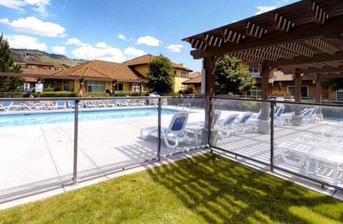 Osoyoos House | A Snow-Bird friendly complex, primary bedroom on the main floor.
