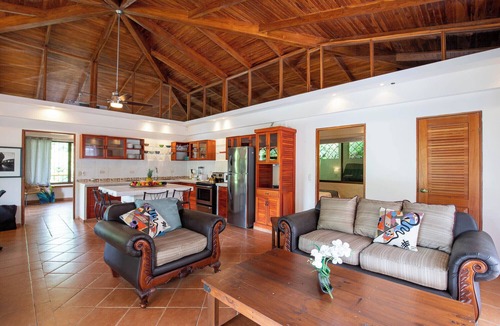 Valle Pura Vida Apartment | A spacious, 2 bed Penthouse with private pool & parking in Manuel Antonio.