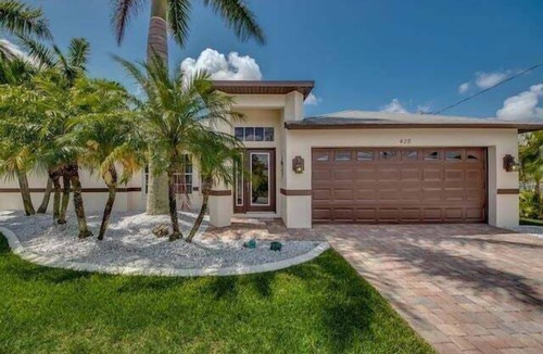 Diplomat Villa | A spacious 3-bedroom retreat in sunny Cape Coral.