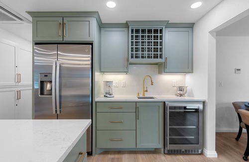 Ashwaubenon House | A spacious 5-bedroom, 3-bath home in Green Bay