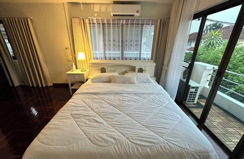 Dok Mai House | A spacious and Peaceful 3 Bedrooms detached house inside Bangkok city