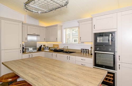Honiton Ski Chalet | A spacious lodge with one master double with en suite shower room.
