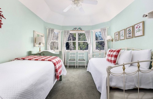 Twin Peaks Hotel | A spacious mountain lodge rich in history that’s perfect for all ages to experience a unique mountain vacation in a beautiful forest setting
