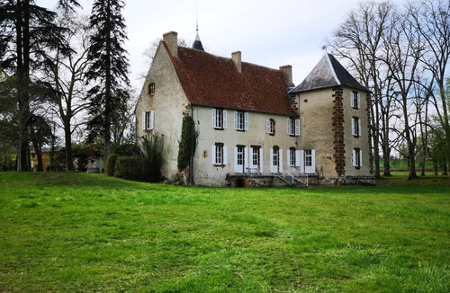 Chaillac House | A spacious setting surrounded by nature The castle and its cottage.