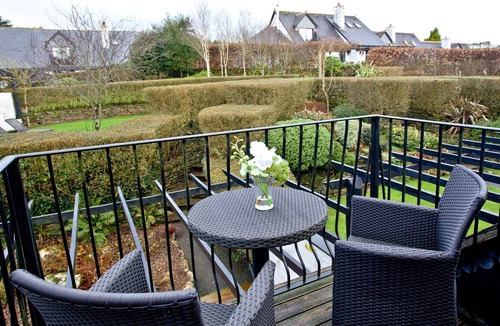 Wadebridge Ski Chalet | A spacious, three-bedroom property with a stylish wraparound terrace.