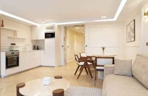 Gaillon Apartment | A Splendid 2-BR/2BA with Services in Opéra
