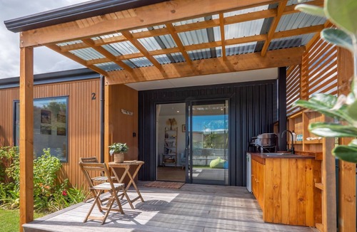 Pohara Cabin | A studio hideaway just a few steps from the beach