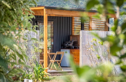 Pohara Cabin | A studio hideaway just a few steps from the beach