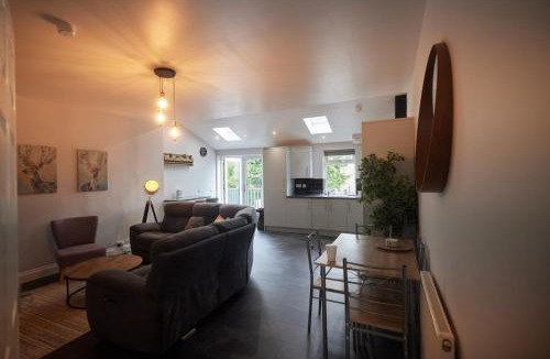 Larkhall House | A stunning And Slick Escape