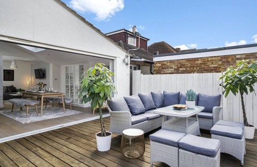Windsor House | A stunning five-bedroom home located in the heart of Windsor driveway parking!