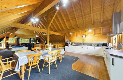 Pentney Cottage | A stunning four bed lodge with four full en-suite bathrooms with lake views.