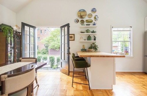 Indianapolis House | A stylish and charming retreat in a beautiful 1924 Bungalow in the heart of the beautiful Butler-Tarkington neighborhood - Pet Friendly.