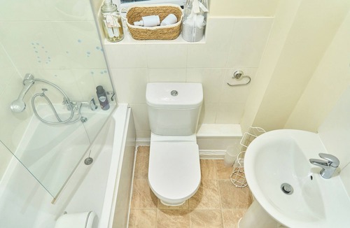 Congerstone House | A super spacious 5 bedrooms and family oriented home to stay in Nuneaton.