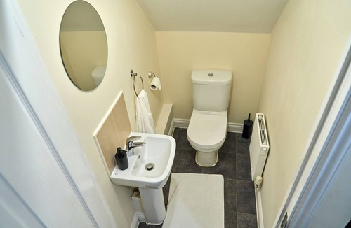 Congerstone House | A super spacious 5 bedrooms and family oriented home to stay in Nuneaton.