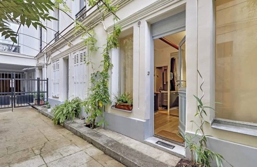Notre-Dame-des-Champs Apartment | A Sweet Studio in Montparnasse