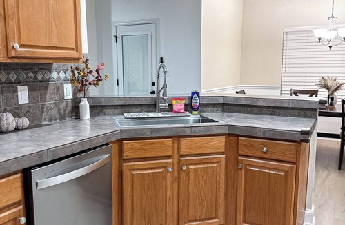 Warner Robins House | A Tasteful Modern Retreat - This home sleeps up to 10 guests!