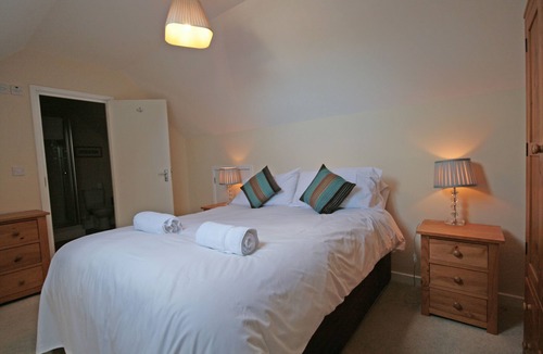 Ivinghoe Cottage | A three bedroom, two bathroom that sleeps 6 guests in 3 bedrooms