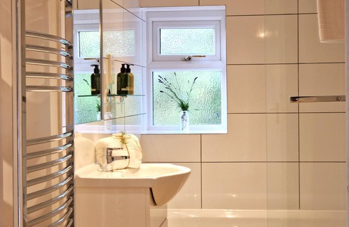 Ivinghoe Cottage | A three bedroom, two bathroom that sleeps 5 guests in 3 bedrooms