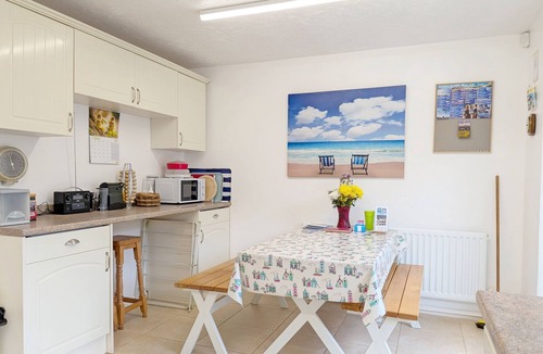 Bognor Regis Cottage | A town house that sleeps 5 guests in 3 bedrooms