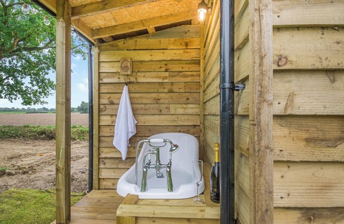 Attleborough Cottage | A tranquil lakeside setting.