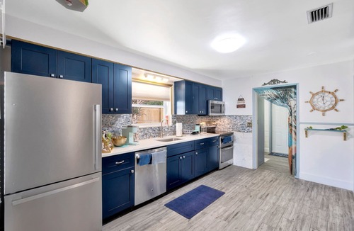 St. Pete Beach House | A TREASURE IN ST. PETE. COZY & COMFORTABLE HOUSE STEPS TO SHOPS AND RESTAURANTS
