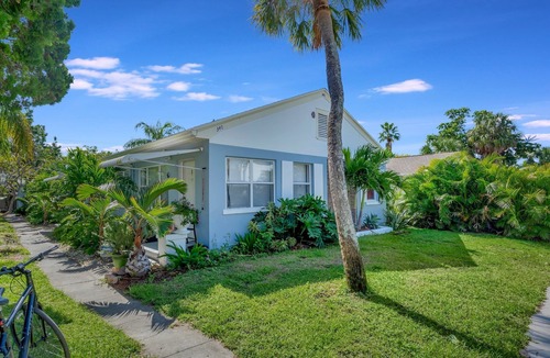 St. Pete Beach House | A TREASURE IN ST. PETE. COZY & COMFORTABLE HOUSE STEPS TO SHOPS AND RESTAURANTS